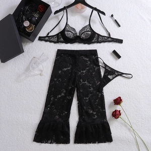 Detaillierte Flachbildaufnahme des schwarzen Spitzen-Lingerie-Sets mit Geschenkbox
