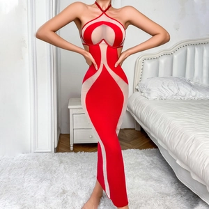Elegante abito lungo rosso con scollo all'americana e inserti geometrici in rete