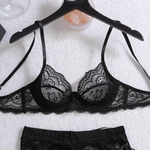 Detailansicht eines schwarzen floralen Spitzen-Lingerie-Sets mit Bügel-BH und Slip