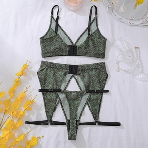 Détails à plat d'un ensemble de lingerie à imprimé serpent vert avec tissu en maille fine