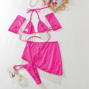 Détail à plat de l'ensemble de lingerie rose 4 pièces avec franges en perles argentées et manches