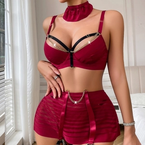 Détail de lingerie en maille rayée bordeaux avec chaîne en métal doré et satin