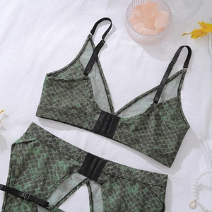 Détail d'un ensemble de lingerie imprimé serpent vert avec boucle avant et bretelles