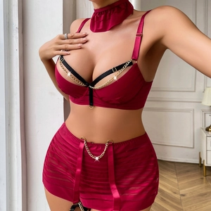 Ensemble lingerie bordeaux avec chaînes dorées et jupe en maille à rayures