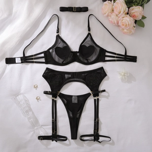Détails de l'ensemble de lingerie en maille noire avec motifs cœurs et porte-jarretelles