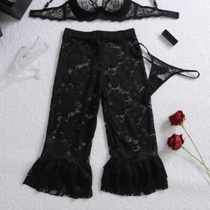 Flachbild-Set aus schwarzer floraler Spitzenunterwäsche mit Hose auf weißem Webpelz