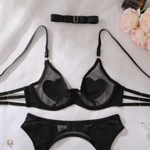 Détail de l'ensemble de lingerie en tulle noir avec strass en forme de cœur et accessoires
