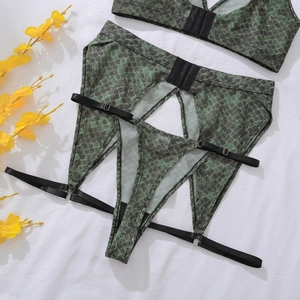 Vue détaillée d'un ensemble de lingerie à motif serpent vert avec bretelles et jarretière