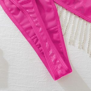 Détail du tissu en maille rose rouge avec pois pailletés et chaîne à franges strass