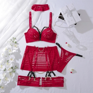 Détails d'un ensemble de lingerie en résille rouge avec chaînes dorées et accents en métal