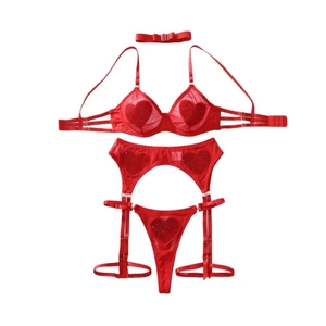 Ensemble lingerie rouge en tulle avec broderie cœur pailletée incluant soutien-gorge