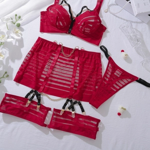 Détail d'un ensemble de lingerie en dentelle rouge avec chaînes et texture en maille