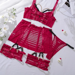 Détail de lingerie en résille rouge foncé avec chaînes dorées et tissu rayé, lot de 5