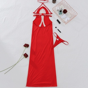 Abito rosso all'americana con ritagli in rete e set di lingerie su pelliccia