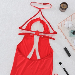 Dettaglio body rosso con scollo all'americana, rete bianca e fibbia su sfondo di pelliccia