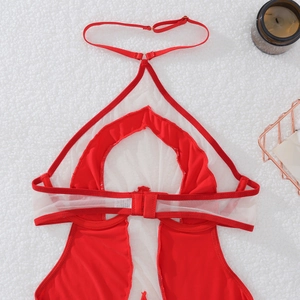 Dettaglio di un body sexy rosso con inserti in rete bianca su sfondo di peluche morbido