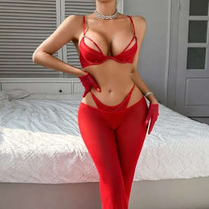 Ensemble lingerie rouge sexy avec soutien-gorge évidé, string, pantalon et gants assortis