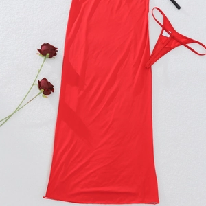 Dettaglio flat lay di un set gonna lunga rossa halter con perizoma coordinato su tessuto