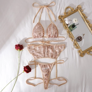 Detailansicht von Champagner-Gold Pailletten-Lingerie-Set mit Metallkette und Spitze