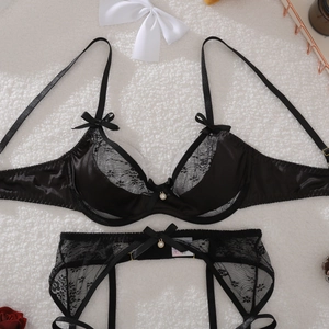 Vue à plat d'un ensemble de lingerie en dentelle noire sur un fond en fausse fourrure