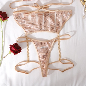 Detail eines roségoldenen Pailletten-Lingerie-Sets mit zarten Goldketten und Spitze