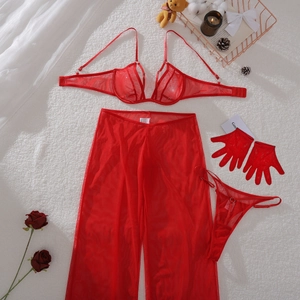 Ensemble de lingerie en tulle rouge avec pantalon large et gants en dentelle sur fourrure