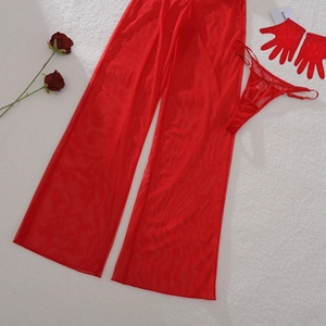 Détail de l'ensemble trois pièces en maille rouge avec pantalon large, string et gants
