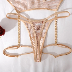 Detail von rosa Spitzenunterwäsche-Set mit glitzernden Pailletten und Goldketten