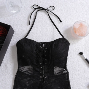 Dettagli corsetto in pizzo nero con occhielli in metallo e nastri regolabili sul collo