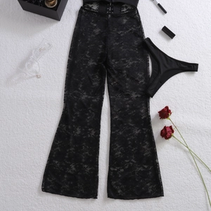 Set con pantaloni a zampa in pizzo nero e perizoma con lacci incrociati in piano