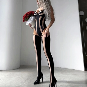 Vue détaillée du body en maille rayée et des bas autofixants assortis sur un mannequin