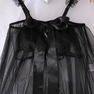 Détail de haut de lingerie en maille noire avec nœud satiné et bretelles volantées