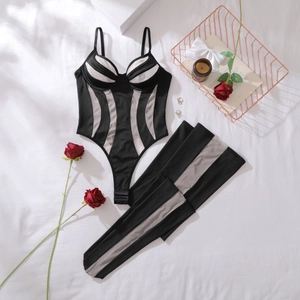 Détail de l'ensemble body en résille et bas sur un fond en tissu doux plissé