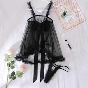 Vue à plat d'un ensemble de lingerie en maille noire transparente avec volants et rubans