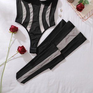 Ensemble body en mesh noir et legging à plat avec roses rouges sur tissu blanc