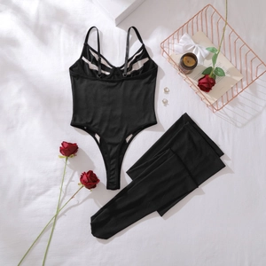 Mise à plat de body et legging en résille noire avec des roses sur un drap blanc