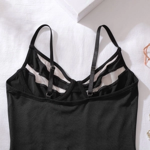 Détail du patchwork en résille noire sur le body avec des bretelles réglables