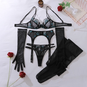 Détail de la broderie florale noire sur un ensemble de lingerie sexy en maille 5 pièces
