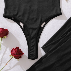 Détail de l'entrejambe d'un body en maille noire montrant les coutures et la texture douce