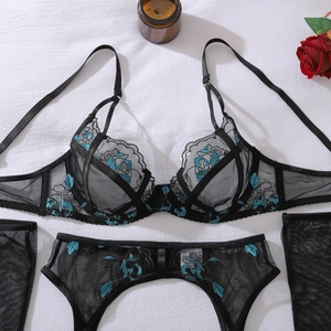 Détails de broderie florale sur lingerie en tulle noir avec dentelle et porte-jarretelles