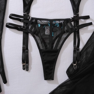 Détail de lingerie en résille noire avec broderie florale bleue et sangles réglables