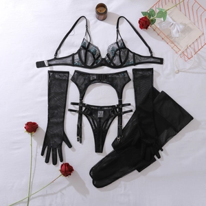 Ensemble de lingerie en dentelle noire avec broderie florale bleue et accessoires assortis