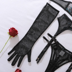 Détail de la broderie florale sur gants en résille transparente et porte-jarretelles noir