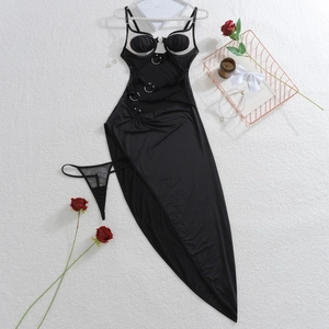 Dettaglio di abito aderente nero con anelli metallici e finiture in mesh arricciato