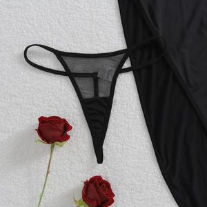 Dettaglio perizoma in rete nera trasparente con sottili spalline elasticizzate
