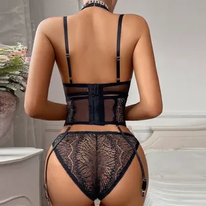 Rückansicht eines schwarzen Spitzen-Lingerie-Sets mit Mesh-Details und Strapshaltern