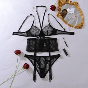 Flachbild von schwarzem Wimpernspitzen-Lingerie-Set mit Strumpfhaltern und Dekor