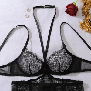 Details von schwarzer Wimpernspitze Dessous mit Netzstoff und Halterneck-Design