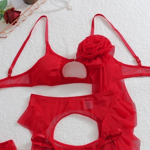 Détail de lingerie en maille rouge avec roses 3D, volants et textures de dentelle