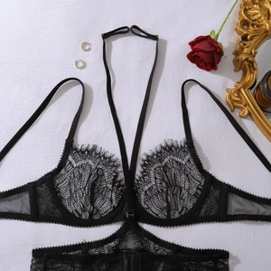 Detaillierte Nahaufnahme von schwarzer Wimpernspitze und Halter-Lingerie-Set